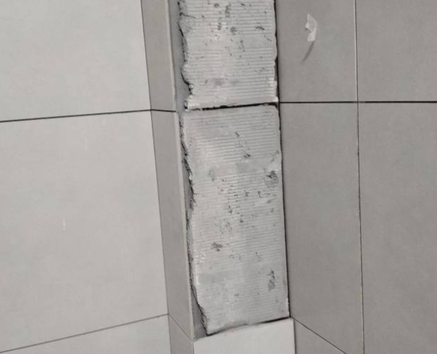 当阳瓷砖空鼓维修公司分享下瓷砖施工前基层浇水润湿程度不足，可能导致以下问题